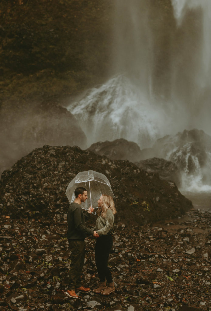 Treehouse elopement couple in Oregon
