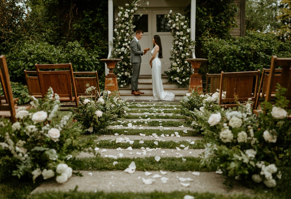 Florist for Oregon Elopement and wedding. Ceremony arrangements