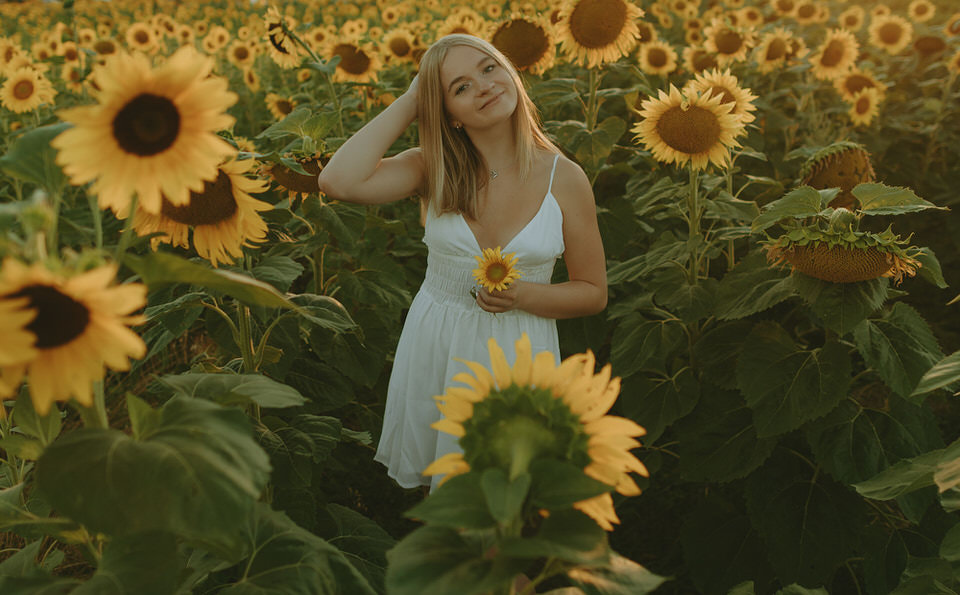 Oregon senior photo in sunflowers