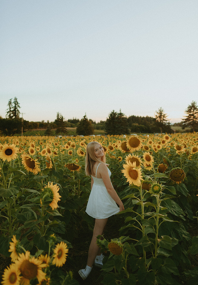 senior photos in sunflower field
