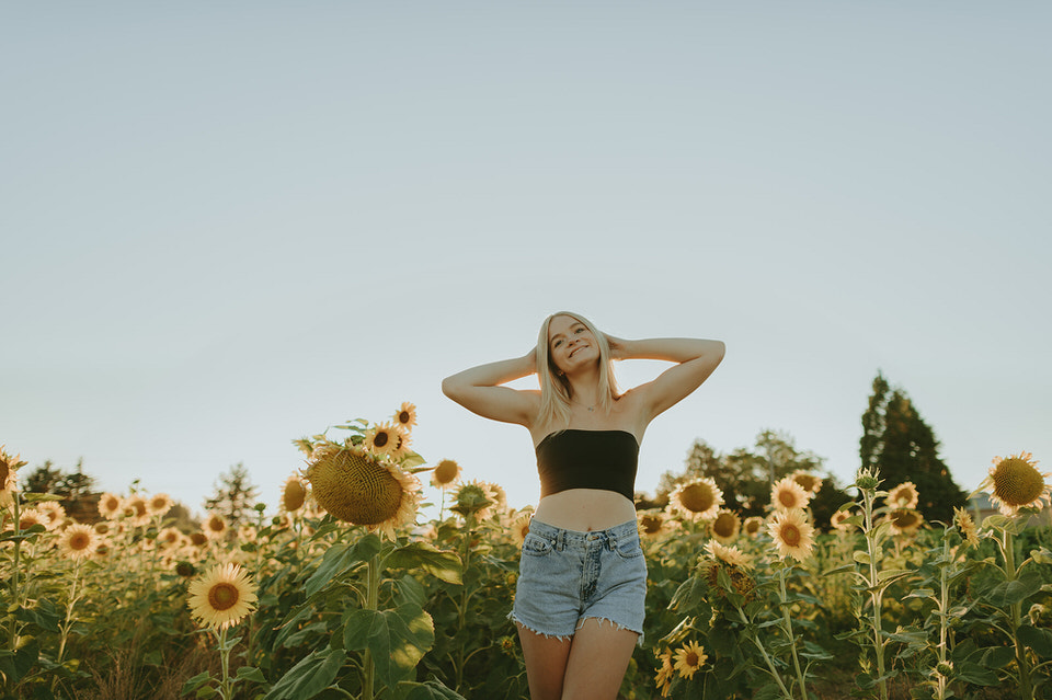 senior pictures in field of sunflowers, Oregon