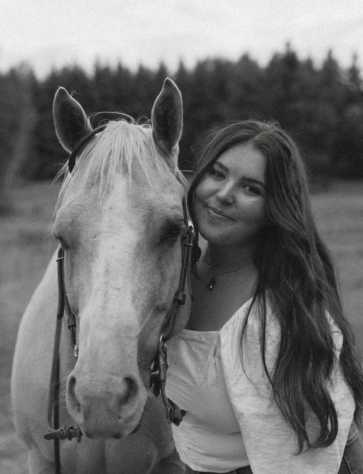 Senior portrait in Oregon with horse