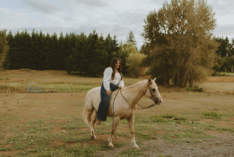 Senior photoshoot riding a horse in Oregon
