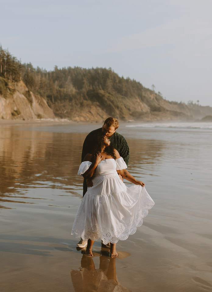 How to dress for engagement session on the beach in Oregon