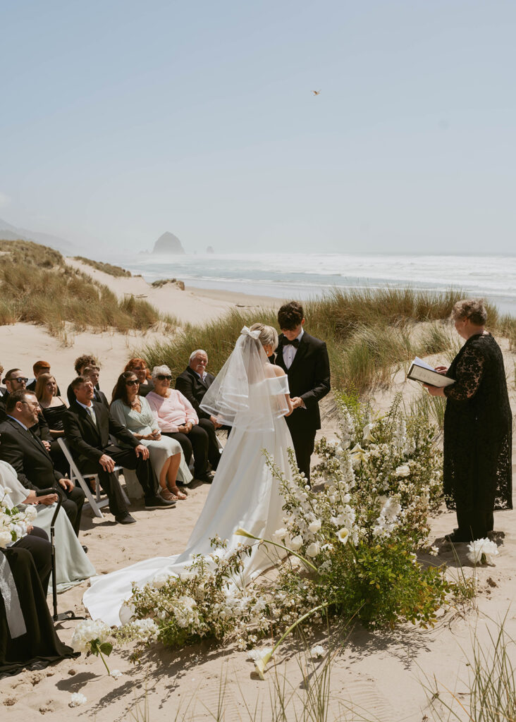 micro wedding ceremony at the coast of oregon